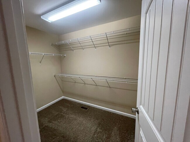 Foto del edificio - 2 bedroom/2 bath split level home in Johns...