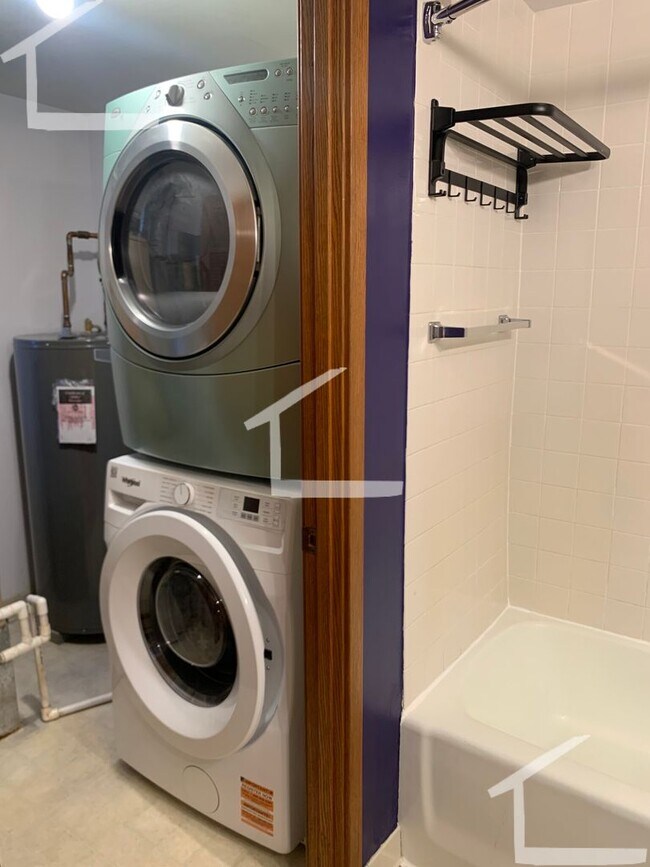 Foto del edificio - Spacious 1 bed w In Unit Laundry near T.  PARKING INCLUDED