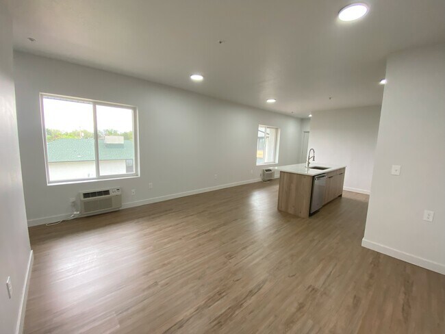 Building Photo - One Month Free Rent!