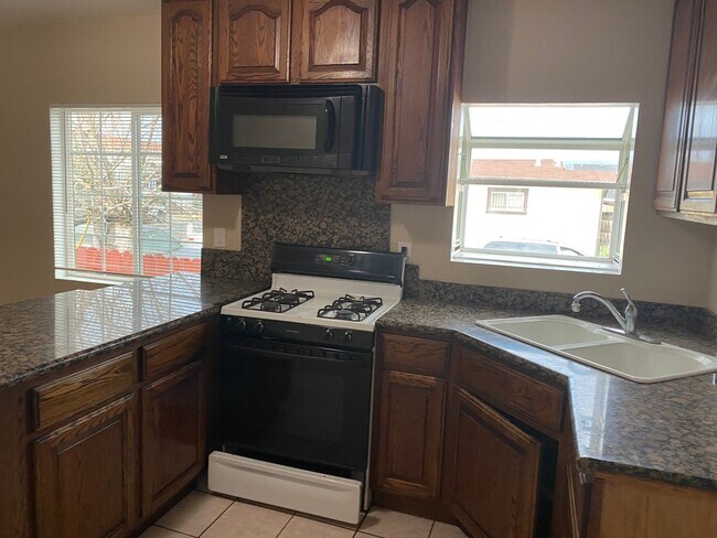 Foto del edificio - Nice 2 Bed 1 Bath House in Oakland -  Pict...