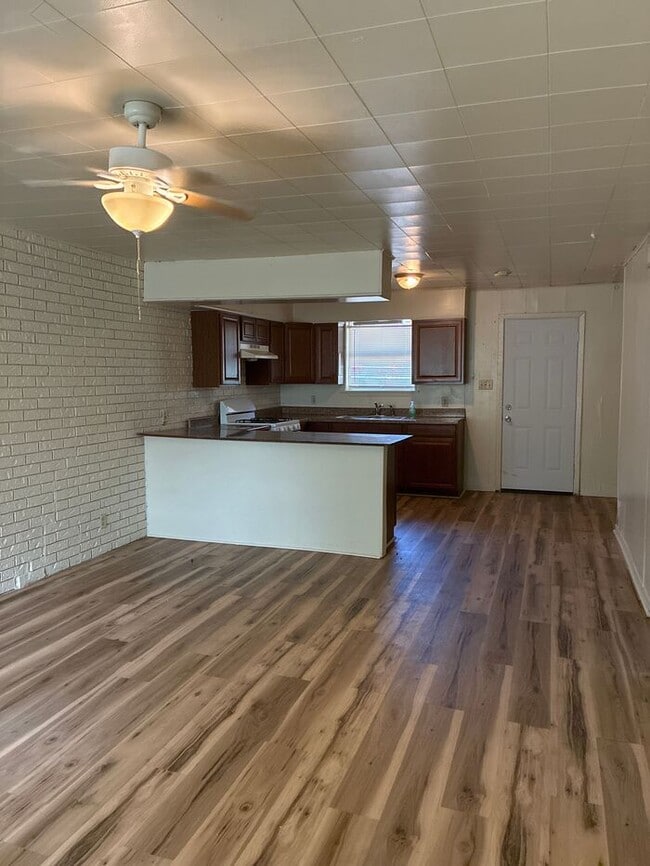 Building Photo - Move-In Ready 2BR Home in Taylor, TX