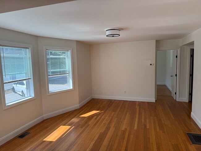 Building Photo - 87 Floral St