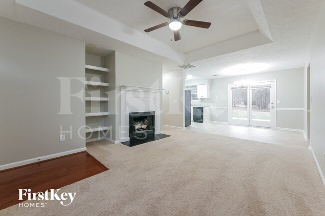 Building Photo - 400 Lone Oak Dr