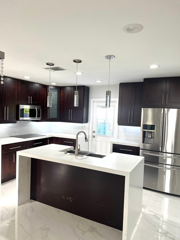 Primary Photo - 1045 W 31st St