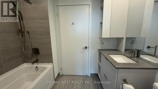 Photo du bâtiment - 1 Fairview Rd E