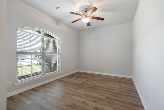 Foto del edificio - 700 Lakeshore Village Dr