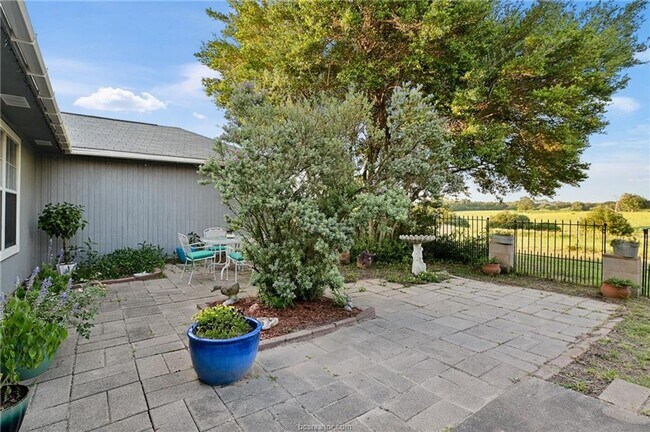 Building Photo - 7 acres with 5 bed, 3 bath less than 25 mi...