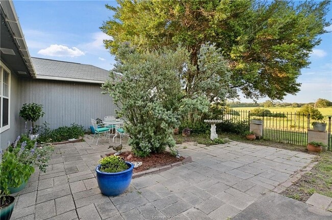 Foto del edificio - 7 acres with 5 bed, 3 bath less than 25 mi...