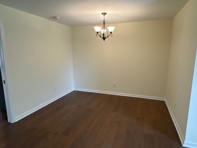 Foto del edificio - Spacious 3-Bedroom Townhome in the Heart o...