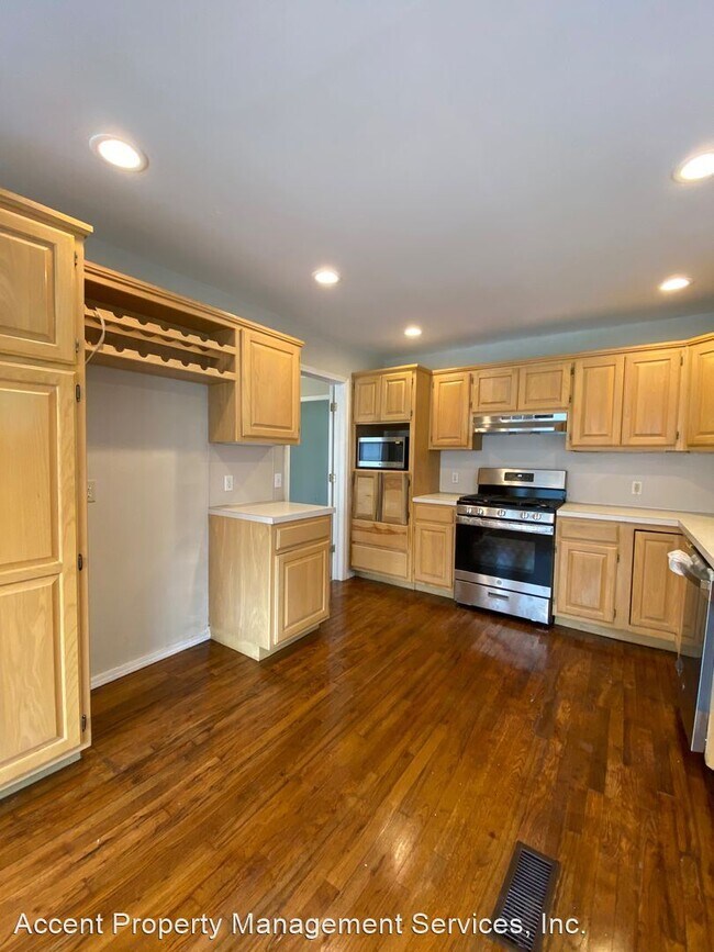 Building Photo - 4 br, 2.5 bath House - 10931 East 76th Street