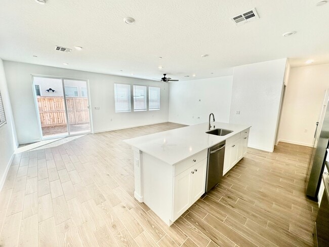 Building Photo - 878 Fruitwood Ave