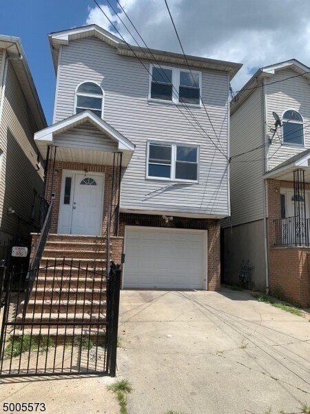 Primary Photo - 315 Bond St