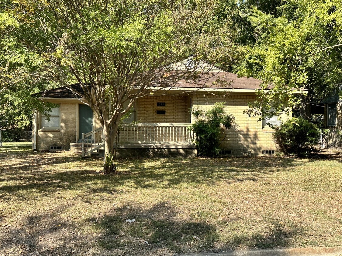 Primary Photo - 835 Fisher St