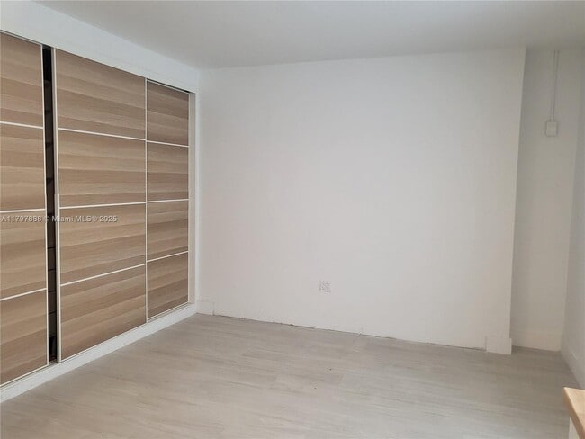 Building Photo - 5512 SW 57th Pl