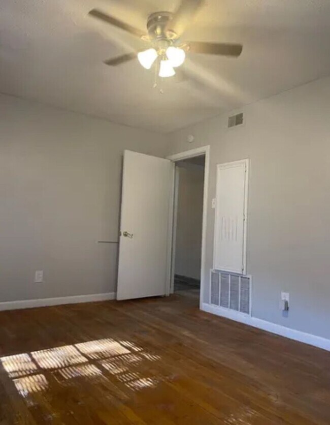 Foto del edificio - Charming Home Available June 15th