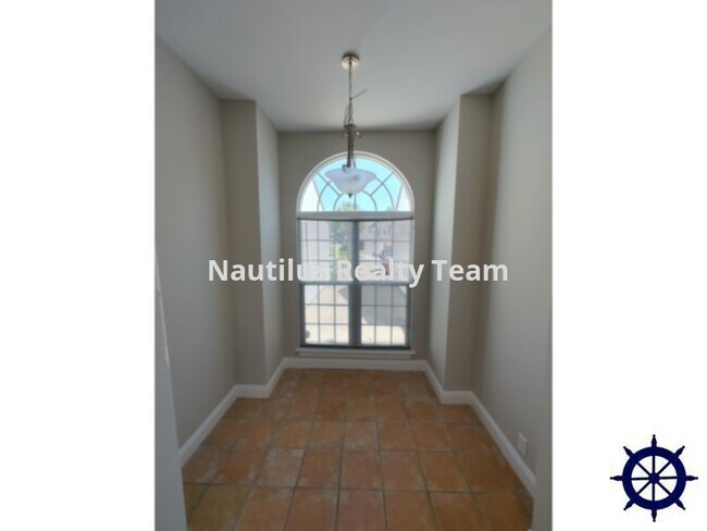 Building Photo - 2109 Country Club Dr