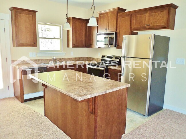 Building Photo - Town Home in Birmingham! AVAILABLE NOW!!!