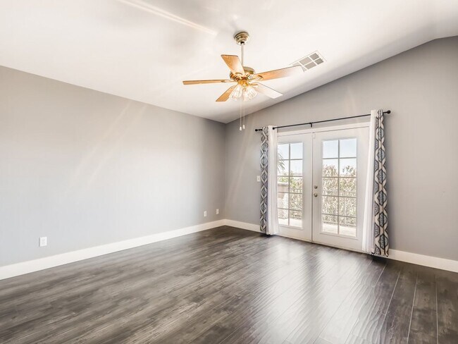 Foto del edificio - SPACIOUS & ELEGANT LIVING IN THIS GATED HE...