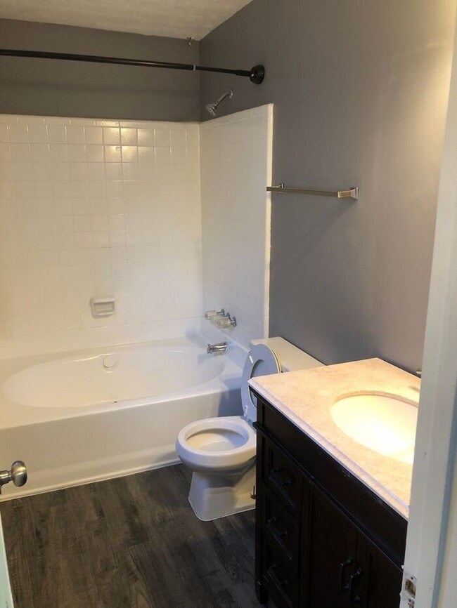 Building Photo - Beautiful Newly updated 3 Bedroom 2 bathro...