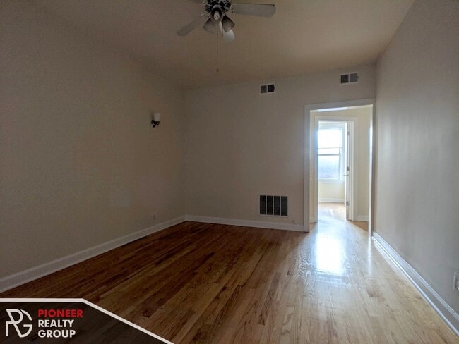 Building Photo - 533 W Aldine Ave