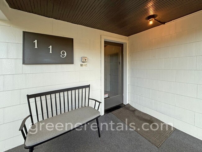 Building Photo - 119 20th Ave SE