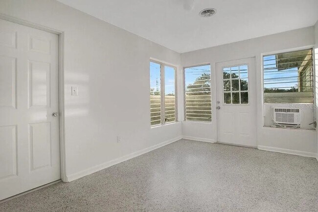Building Photo - * 3 bed 2 bath house with 1450 sf.