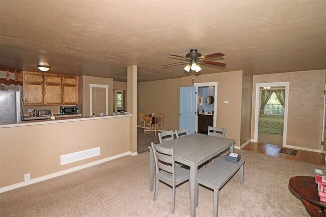 Building Photo - All utilities included 3-bedroom, 2-bathro...