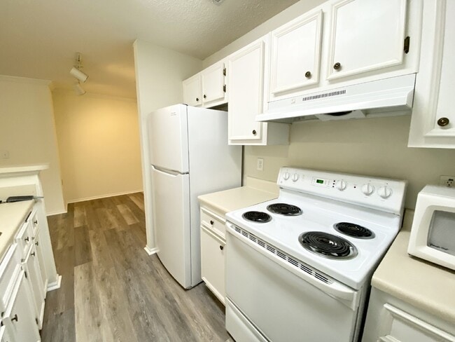 Building Photo - First Floor Living! One Bedroom Apartment in The Reserve at Woodbridge