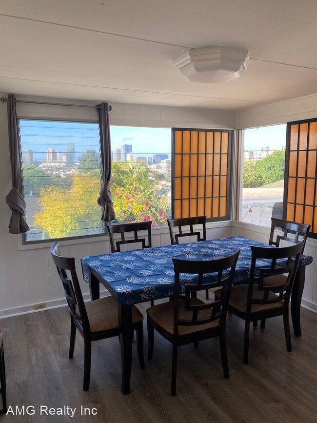 Building Photo - 3 br, 1.5 bath House - 2124 Chamberlain St...