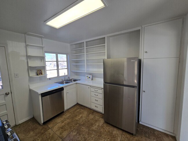 Foto del edificio - Centrally located in the NE Heights 4 bedroom, 1 3/4 Bath 1900 square feet.