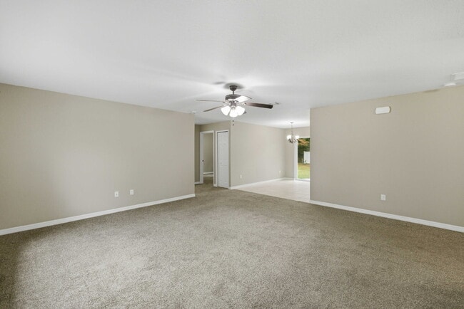 Foto del edificio - No HOA! Spacious 3 Bedroom Home with Large Backyard & Fire Pit – Move-In Ready