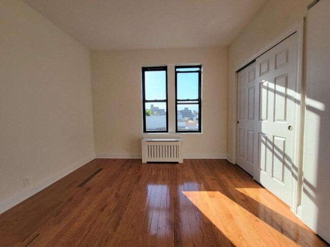 Foto del edificio - 1 bedroom in ASTORIA NY 11103
