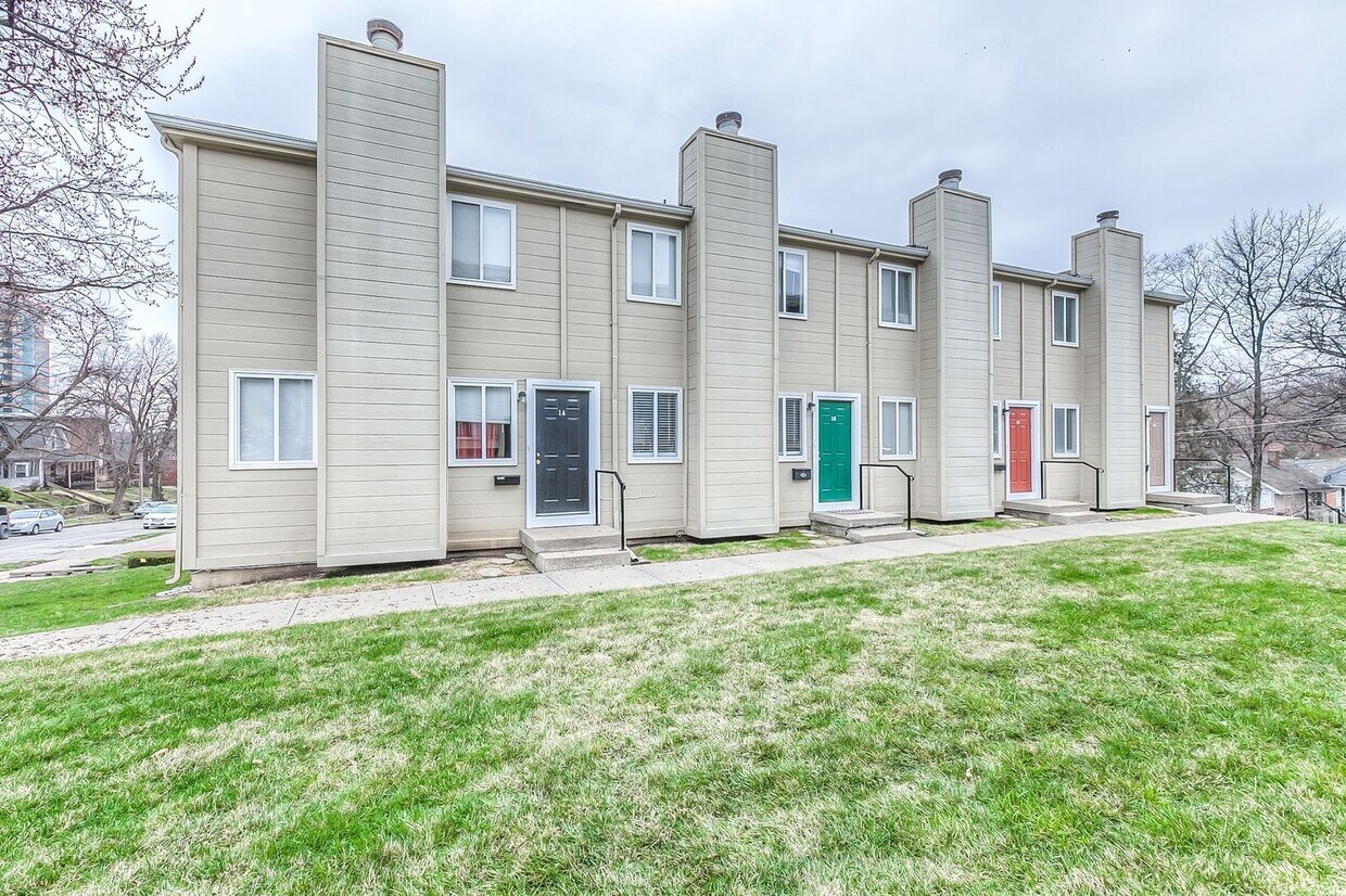 Foto principal - Updated 3 Bedroom 3 Bath Townhome