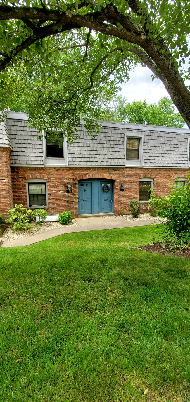 Building Photo - 592 Carriage Cir