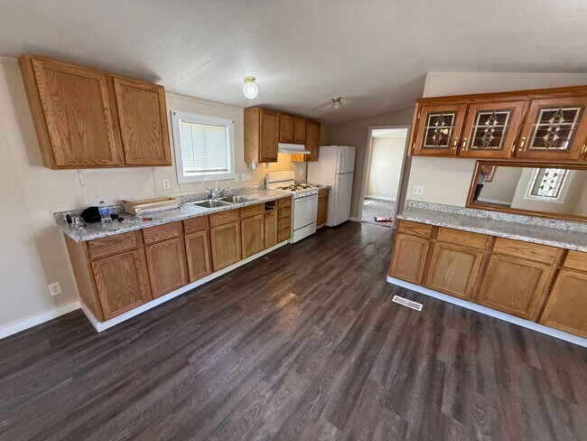 Foto del edificio - 3 Bed 2 Bath Mobile Home with Storage Shed...