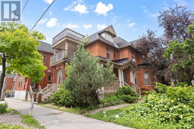 Building Photo - 450-450 MacLaren St