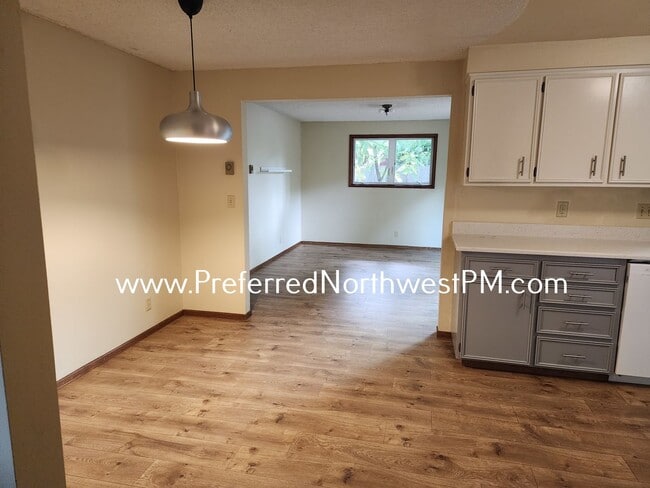 Building Photo - Beautiful 3 Bedroom Home off Garden Way