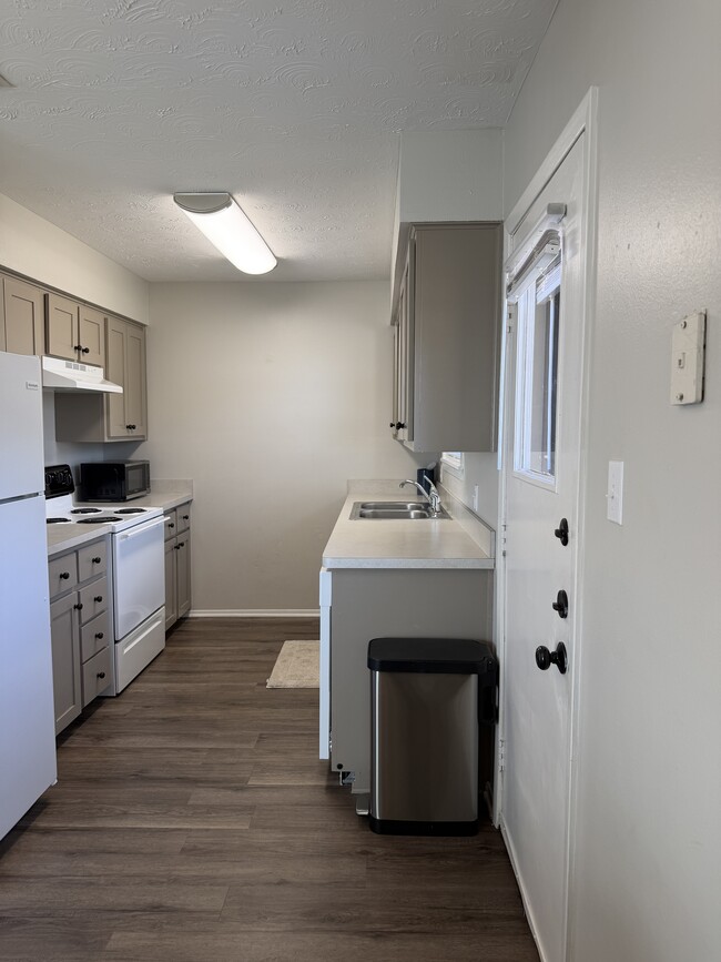 kitchen - 2604 N Austin Ave