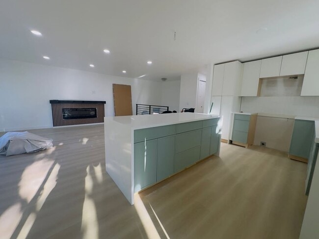 Building Photo - 4210 Lynnwood