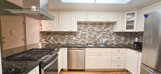 Kitchen - 19195 Shoreline Ln