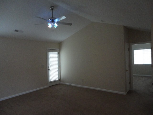 Foto del edificio - 5701 Hidden Lake Dr