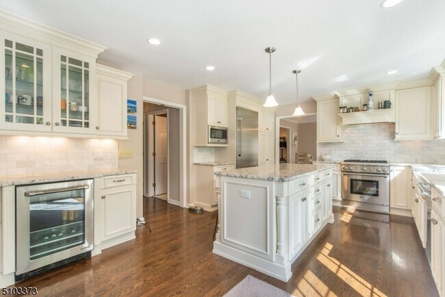 Building Photo - 5 Fieldstone Dr