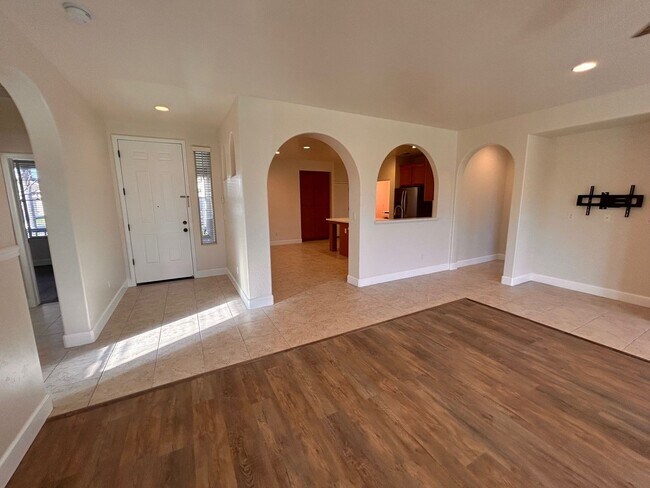 Building Photo - Beautiful home for rent in Visalia