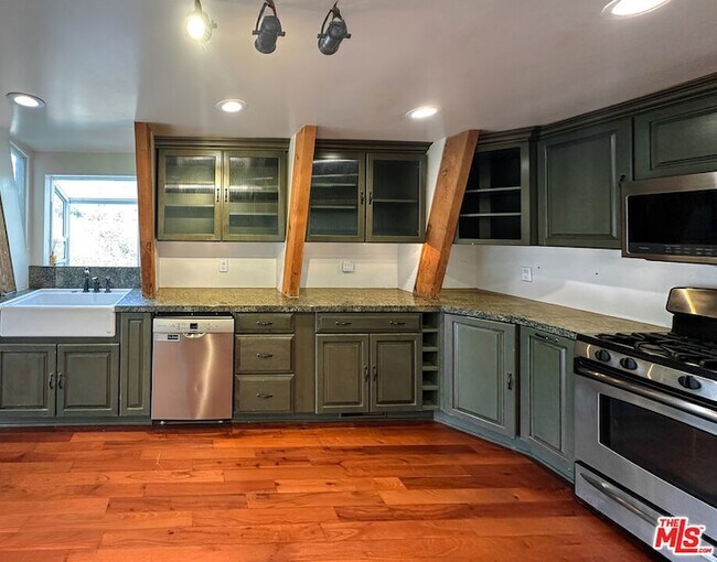 Foto del edificio - 2445 Burson Rd