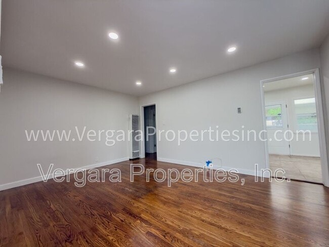 Foto del edificio - 611 Amapola Ave