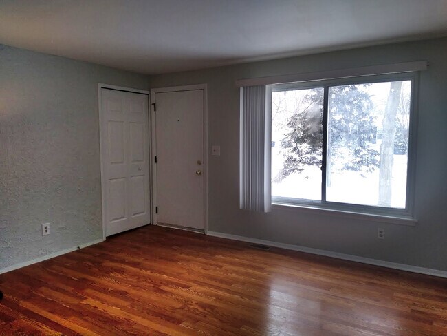Living room - 10 W Eden Ct