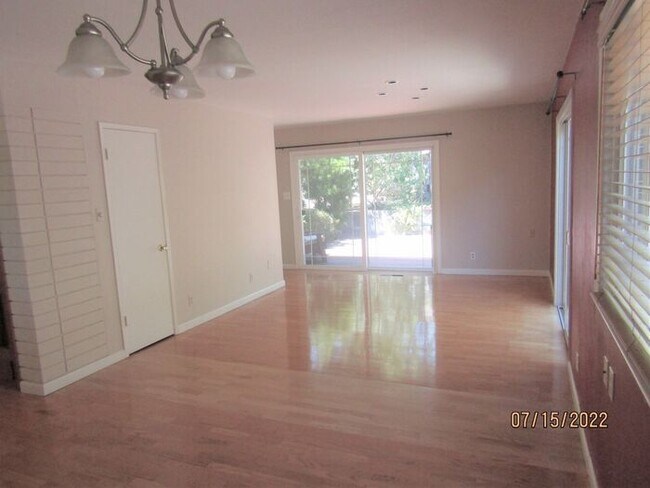 Foto del edificio - Beautiful updated 3 bed 2.5 bath home with...