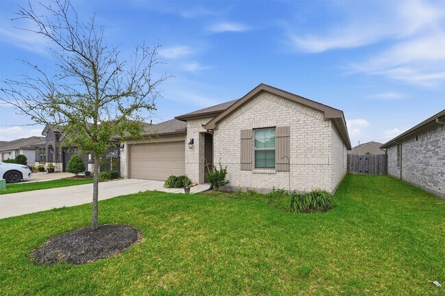 Building Photo - 11016 33rd Ave N