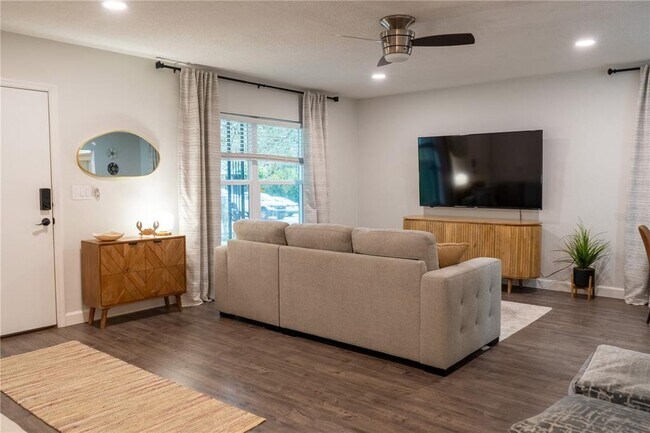 Foto del edificio - 1221 E Oakwood St