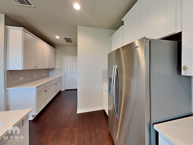 Foto del edificio - 3801 Soft Shore Ln